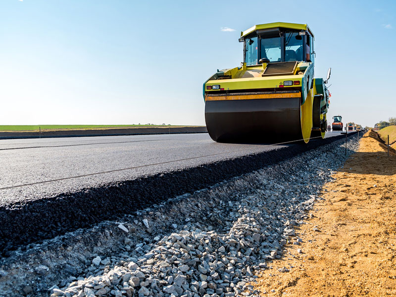 sagu® additiv Myaktiv Bitumenzuschlagstoff Walze auf neu asphaltierter Straße beim Verdichten der Asphaltdecke