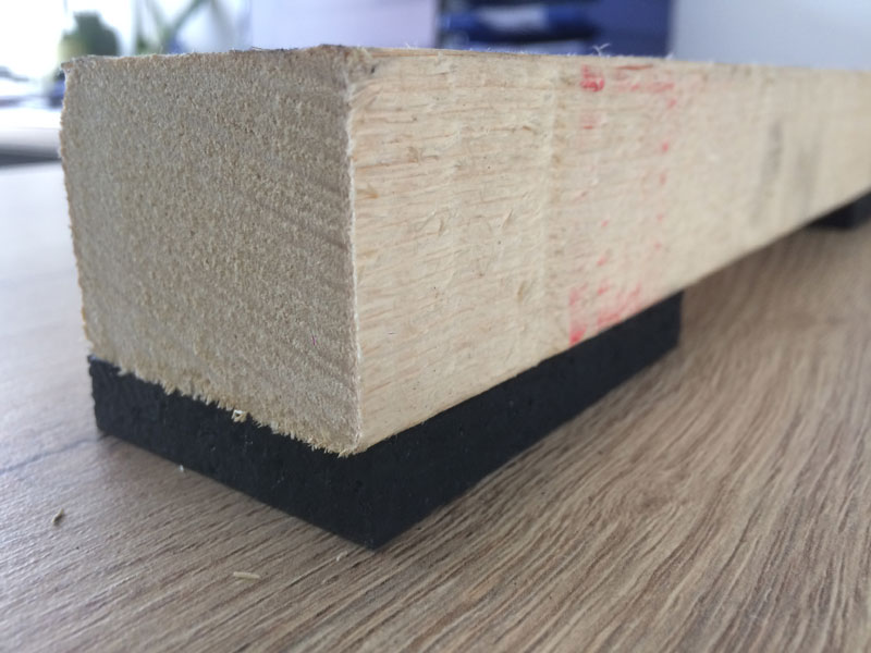 sagu® pads Holzleiste liegend auf zwei Antirutschpads